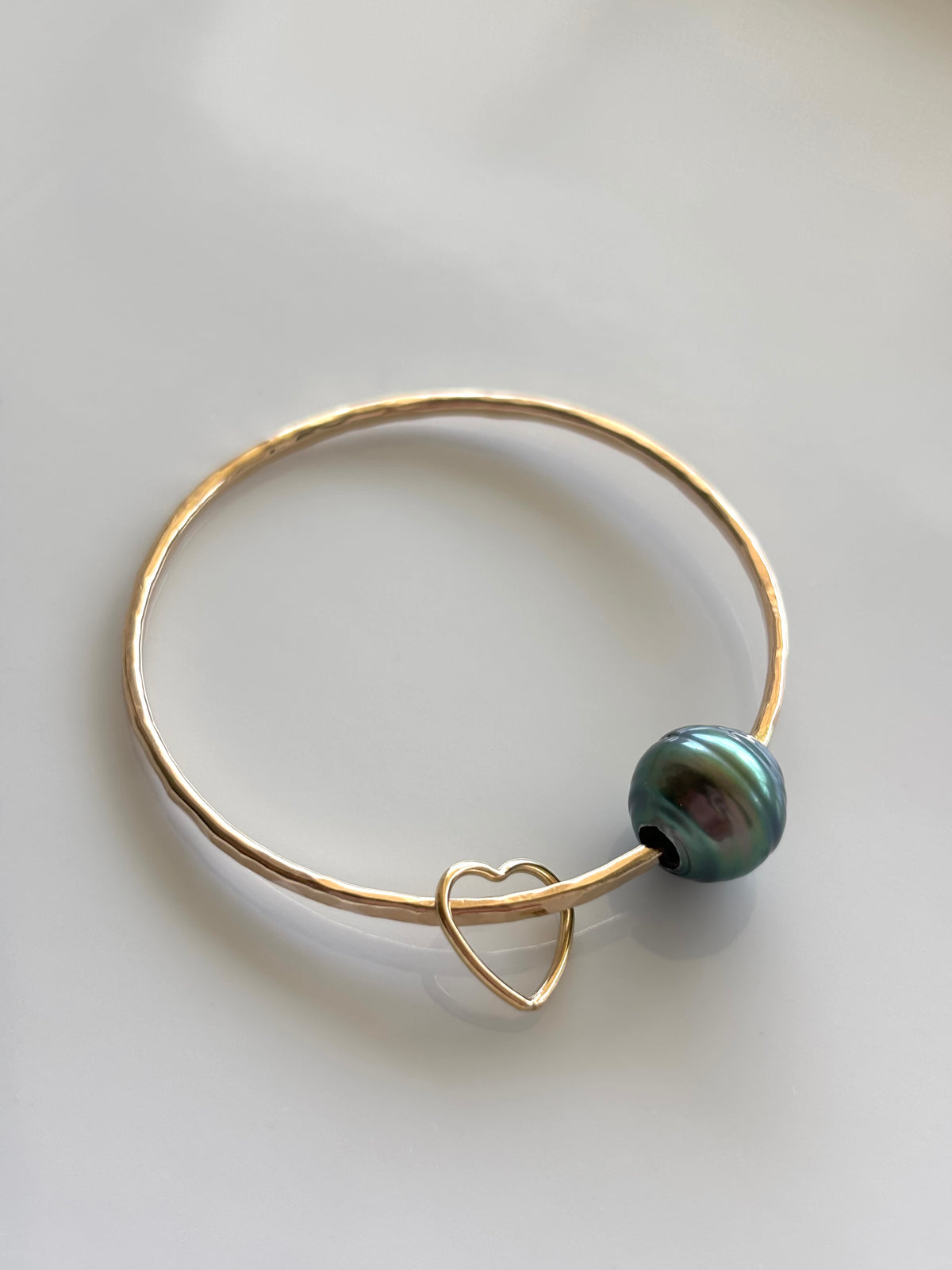KEIKI TAHITIAN PEARL BANGLE W/HEART CHARM