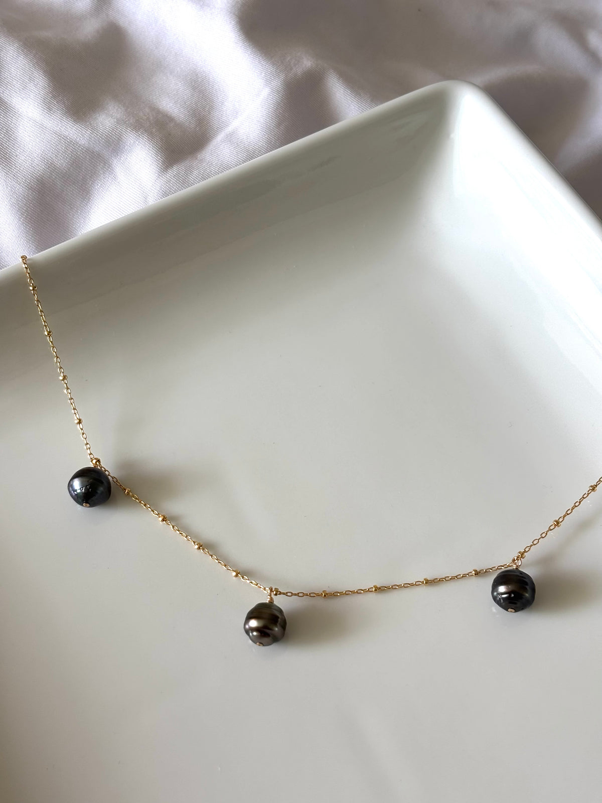 THREE TAHITIANS NECKLACE