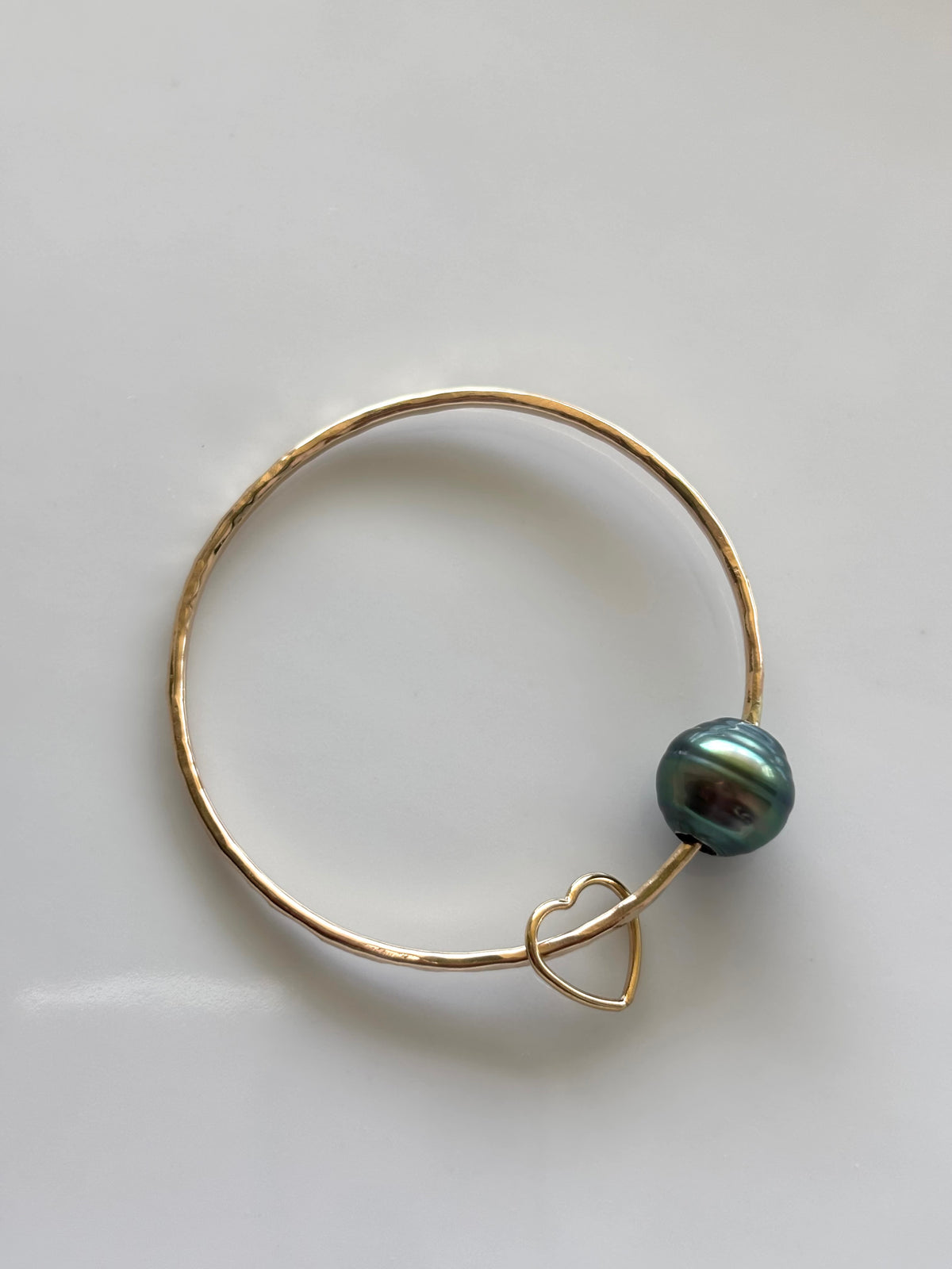 KEIKI TAHITIAN PEARL BANGLE W/HEART CHARM
