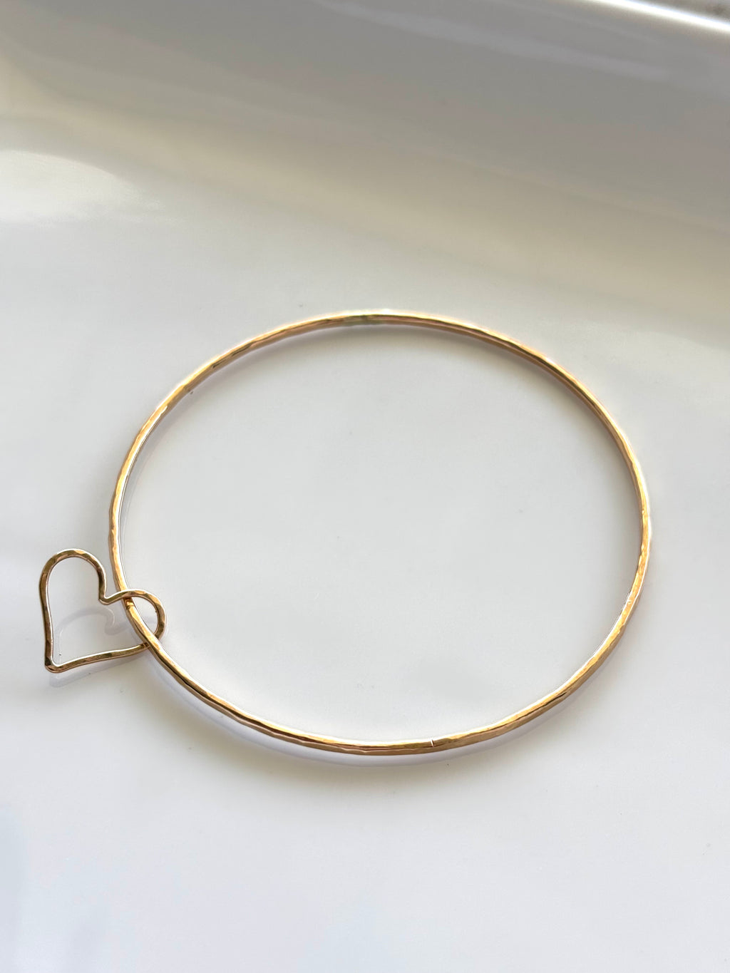 CLASSIC BANGLE W/HEART CHARM