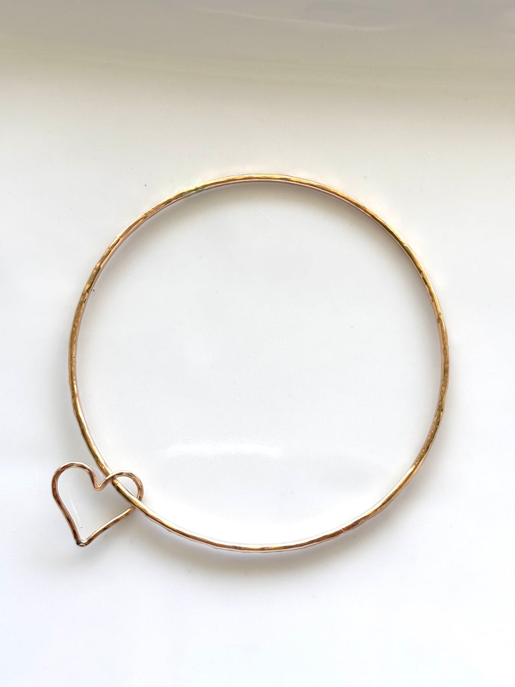 CLASSIC BANGLE W/HEART CHARM