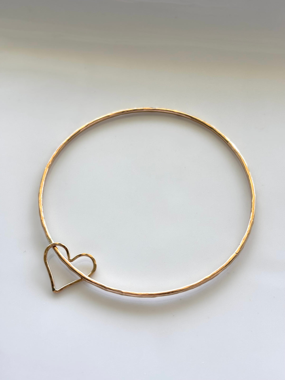 CLASSIC BANGLE W/HEART CHARM